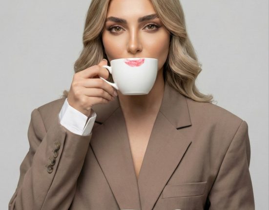 پرامپت عکس فشن با فنجان قهوه