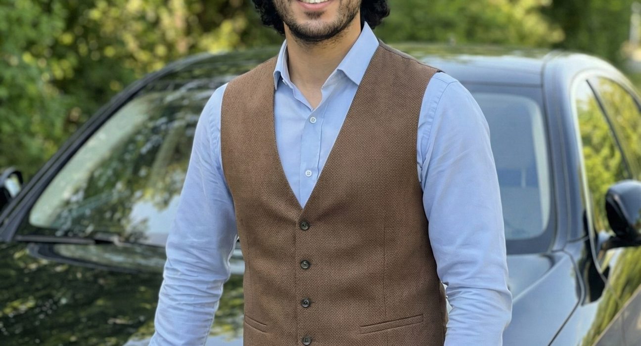 پرامپت عکس با ماشین مرسدس بنز