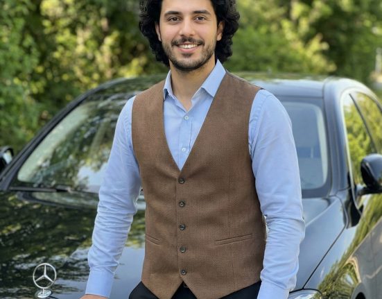 پرامپت عکس با ماشین مرسدس بنز