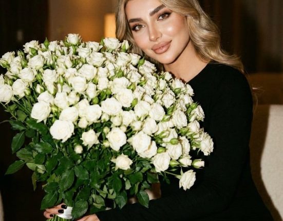 پرامپت دسته گل رز سفید